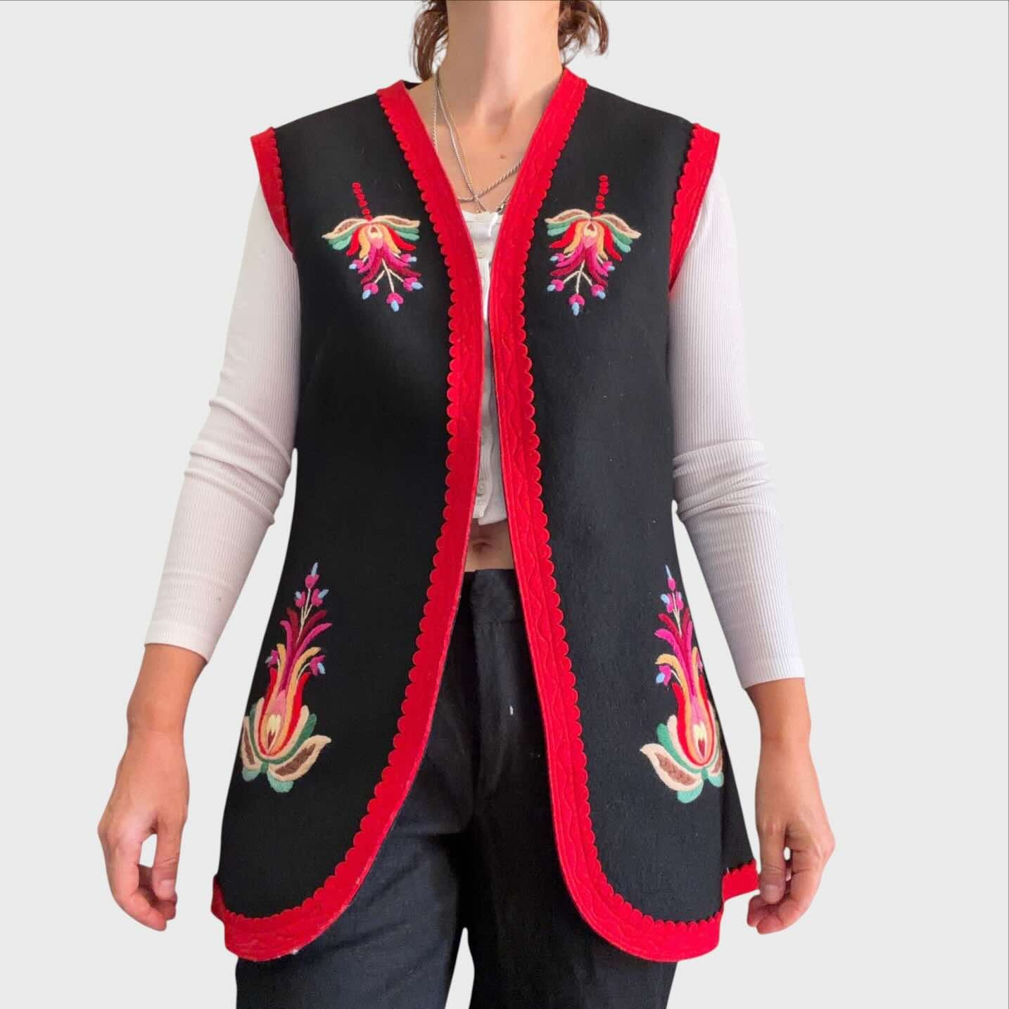 Gilet Vintage in Panno di Lana e Ricami a Mano