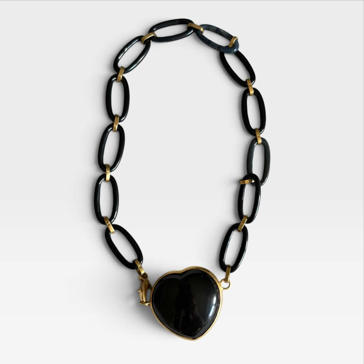 Collana Vintage - Plastica Nera e Cuore Pendente Gold