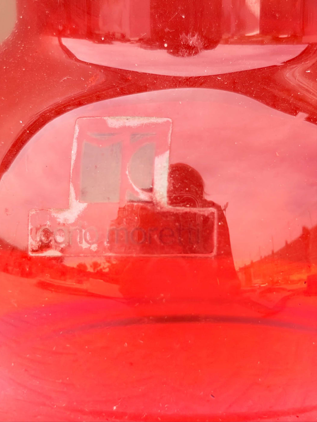 Carlo Moretti adesivo su vaso in vetro rosso di Murano