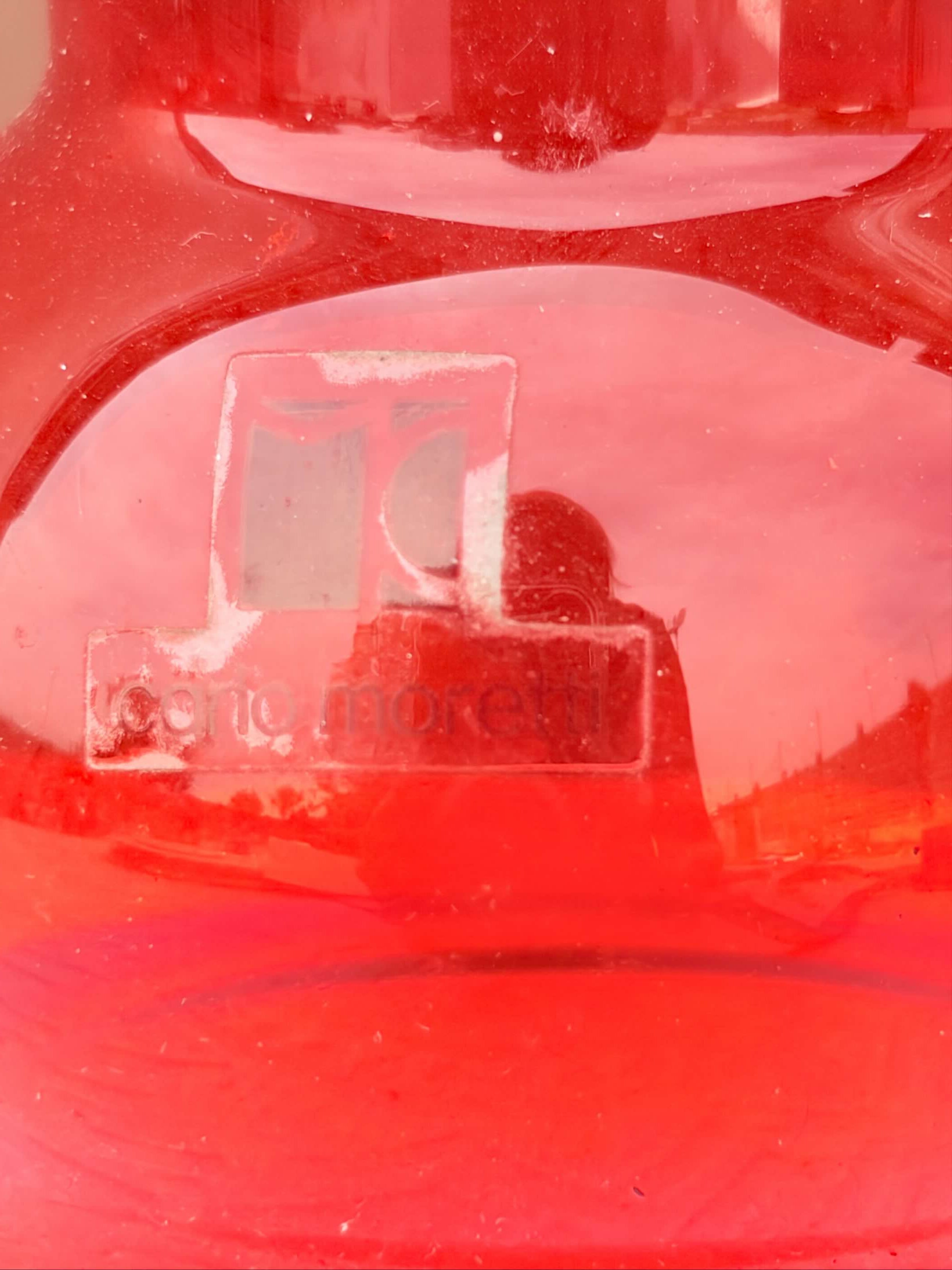 Carlo Moretti adesivo su vaso in vetro rosso di Murano