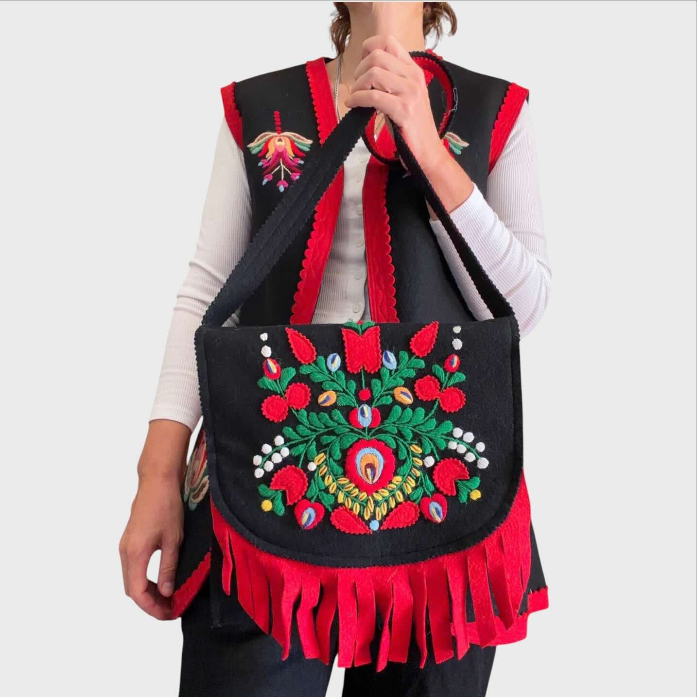 Gilet con Borsa Vintage in Panno di Lana e Ricami a Mano