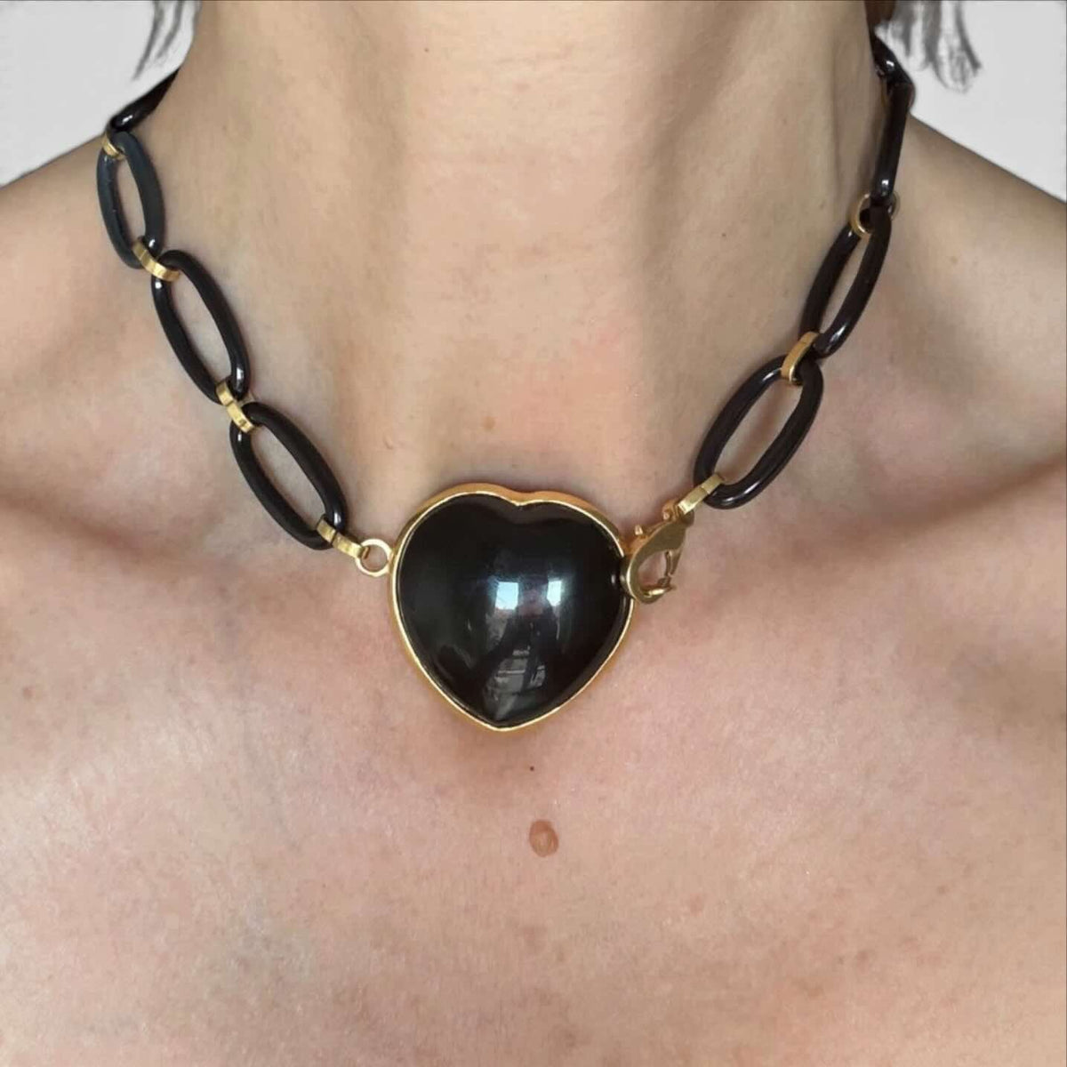 Collana Vintage - Plastica Nera e Cuore Pendente Gold