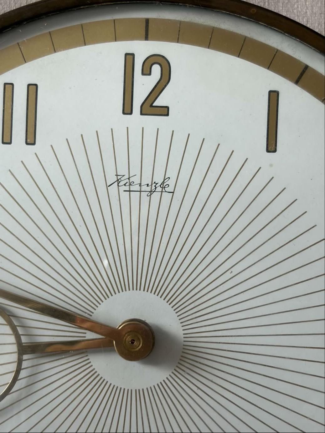 Foto ravvicinata Kienzle Orologio Vintage da Tavolo - Orologio Anni 30 