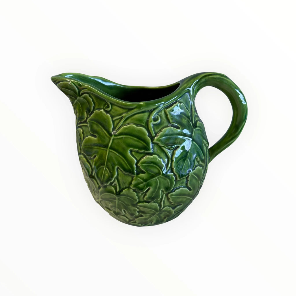 Brocca in ceramica con foglie a rilievo, altezza della brocca circa 17 cm. Presenta qualche piccola spaccatura nella ceramica, come visibile dalle fotografie.