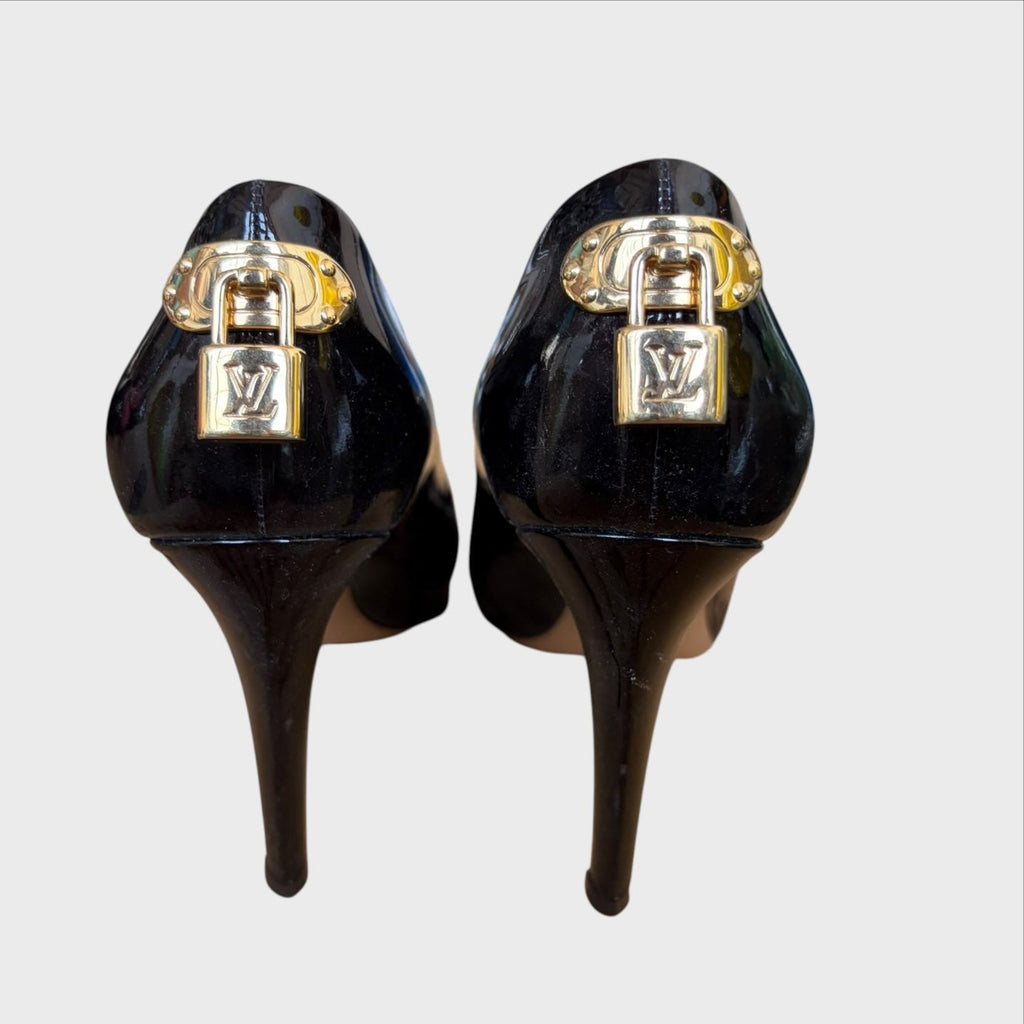 Louis Vuitton Décolleté
 - Vernice Nera con Lucchetto Dorato - Taglia 37.5