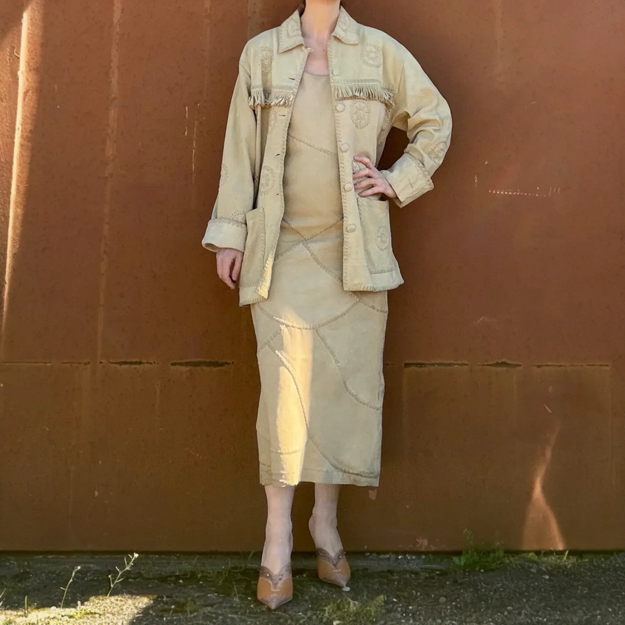 Ensemble vintage années 80, robe et veste originale en cuir suède beige