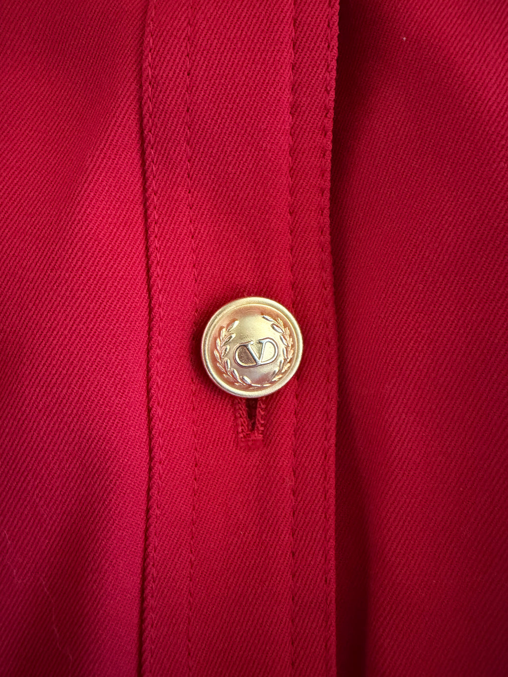 Bottoni dorati con logo applicati su Vestito vintage Valentino Miss V in tessuto rosso con tasche