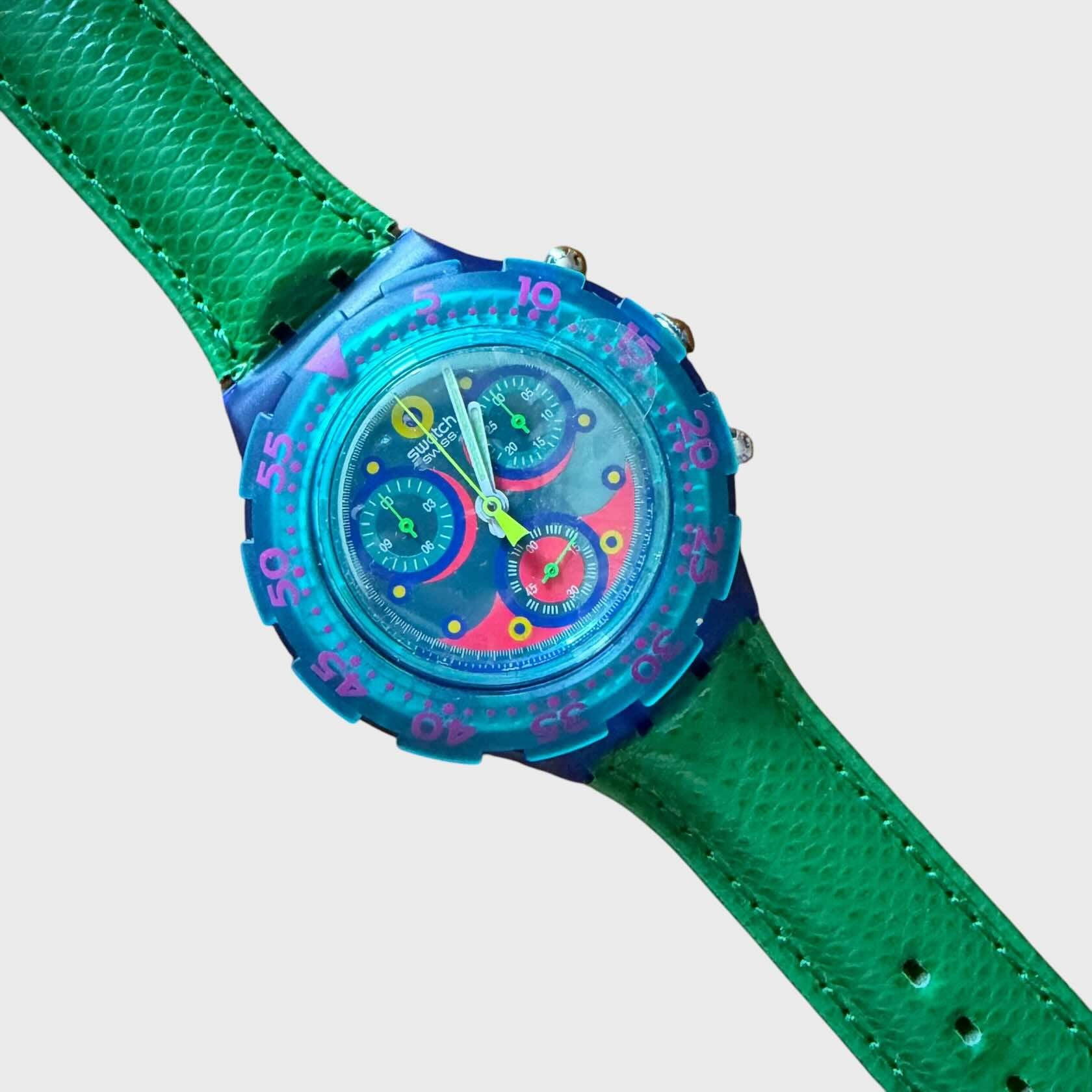 Swatch Aqua Chrono Blue Sky SBN100 del 1993 Cinturino in pelle verde. quadrante blu e fucsia