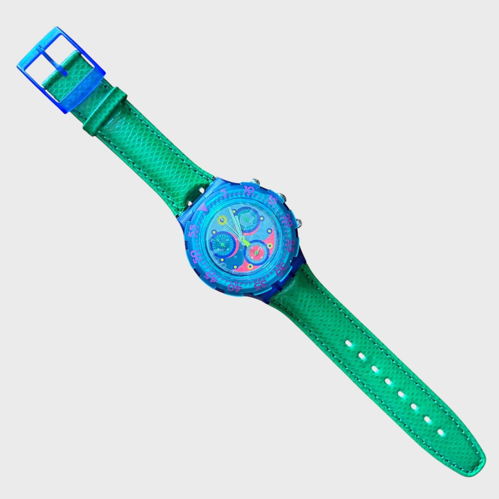 Swatch Aqua Chrono Blue Sky SBN100 del 1993 Cinturino in pelle verde. quadrante blu e fucsia