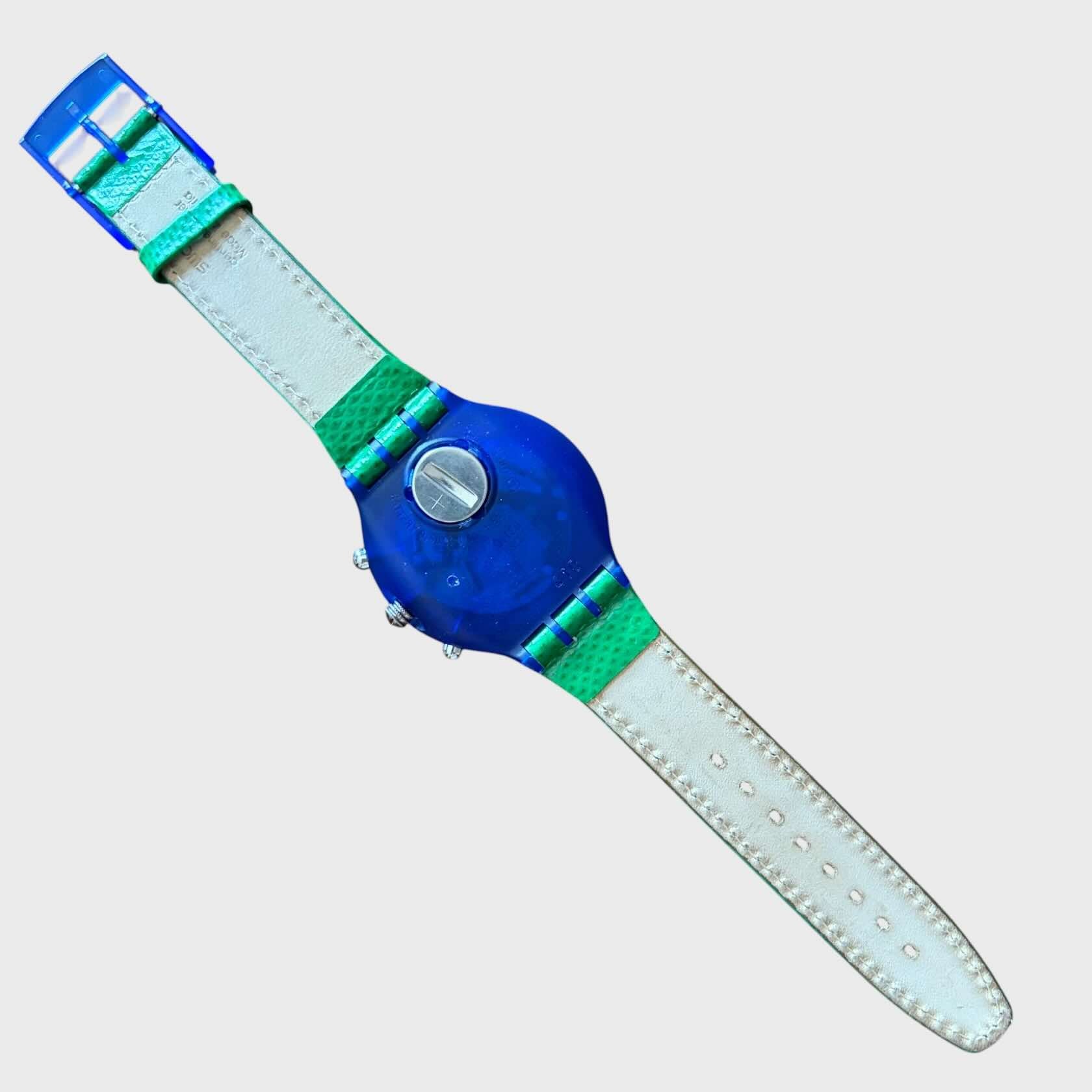 Swatch Aqua Chrono Blue Sky SBN100 del 1993 Cinturino in pelle verde. quadrante blu e fucsia