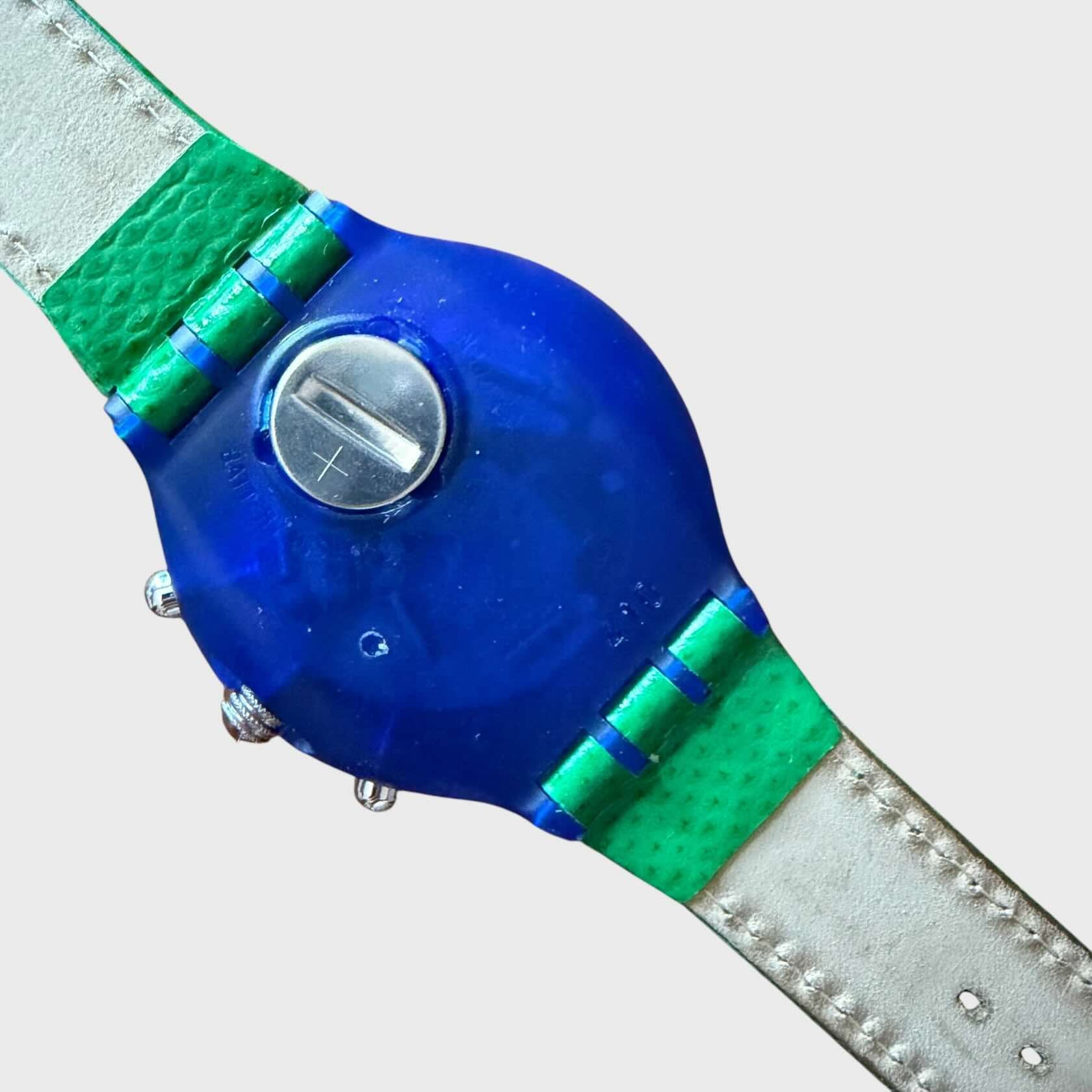 Cassa dietro Swatch Aqua Chrono Blue Sky SBN100 del 1993 Cinturino in pelle verde. quadrante blu e fucsia