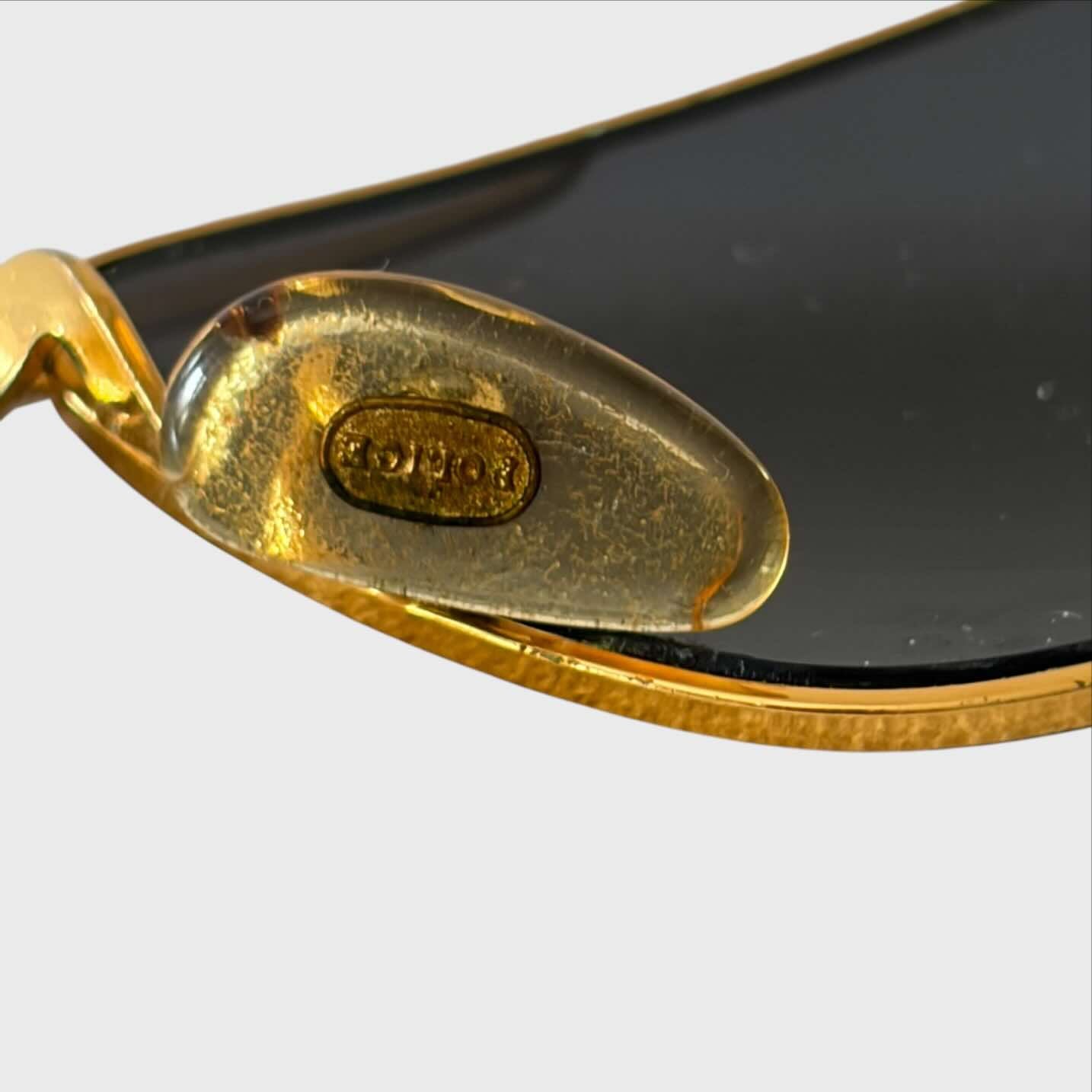 Dettaglio Occhiale da Sole Vintage Police 2139 – Colore 303 Oro/Nero – Made in Italy