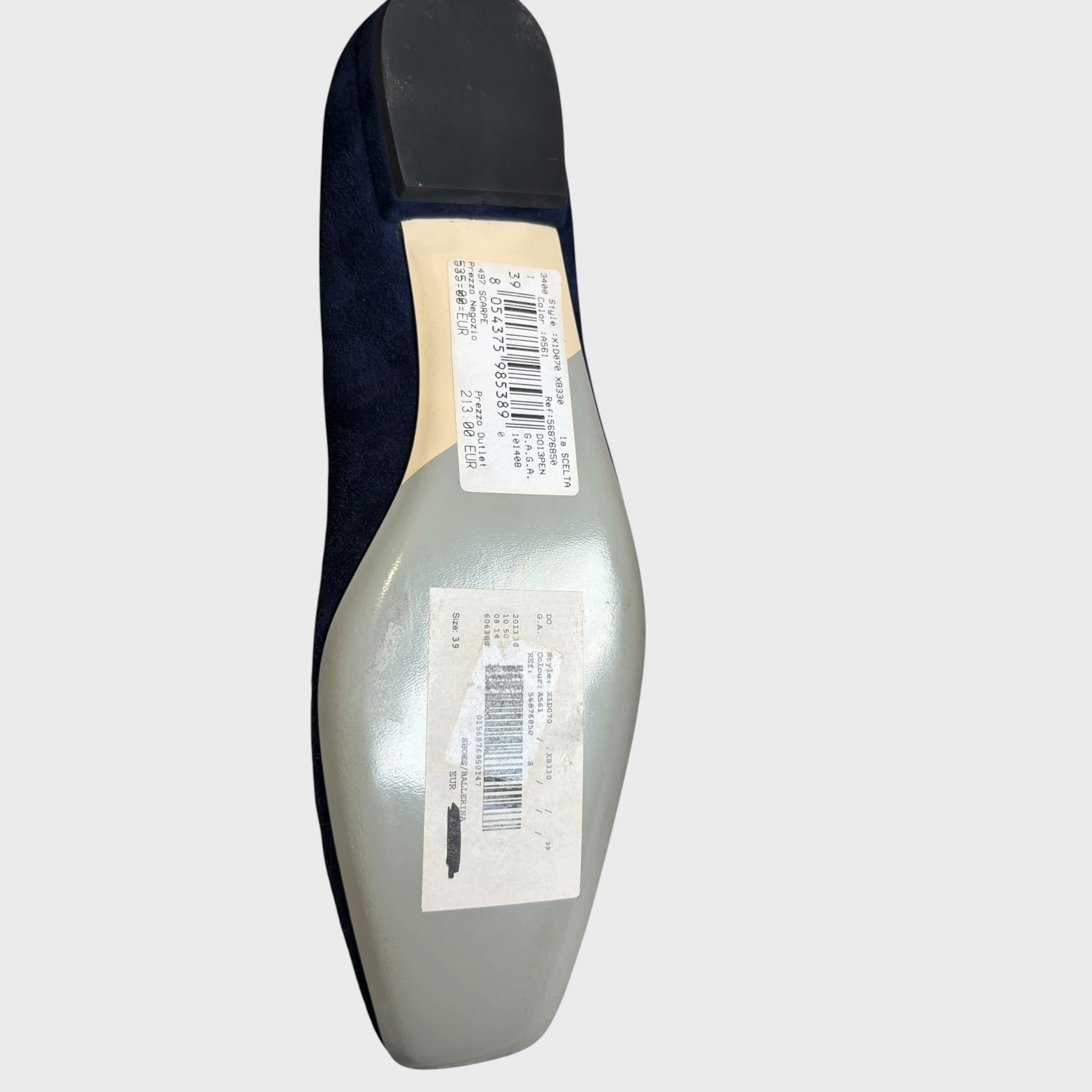 Etichette posizionate su suola scarpe ballerine Armani