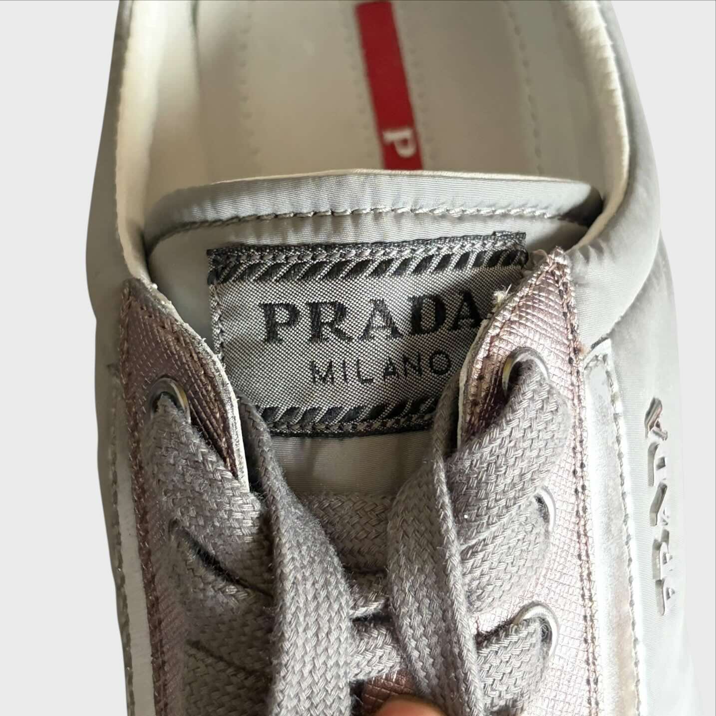 Etichetta logo Prada Milano . Applicata su scarpe vintage 