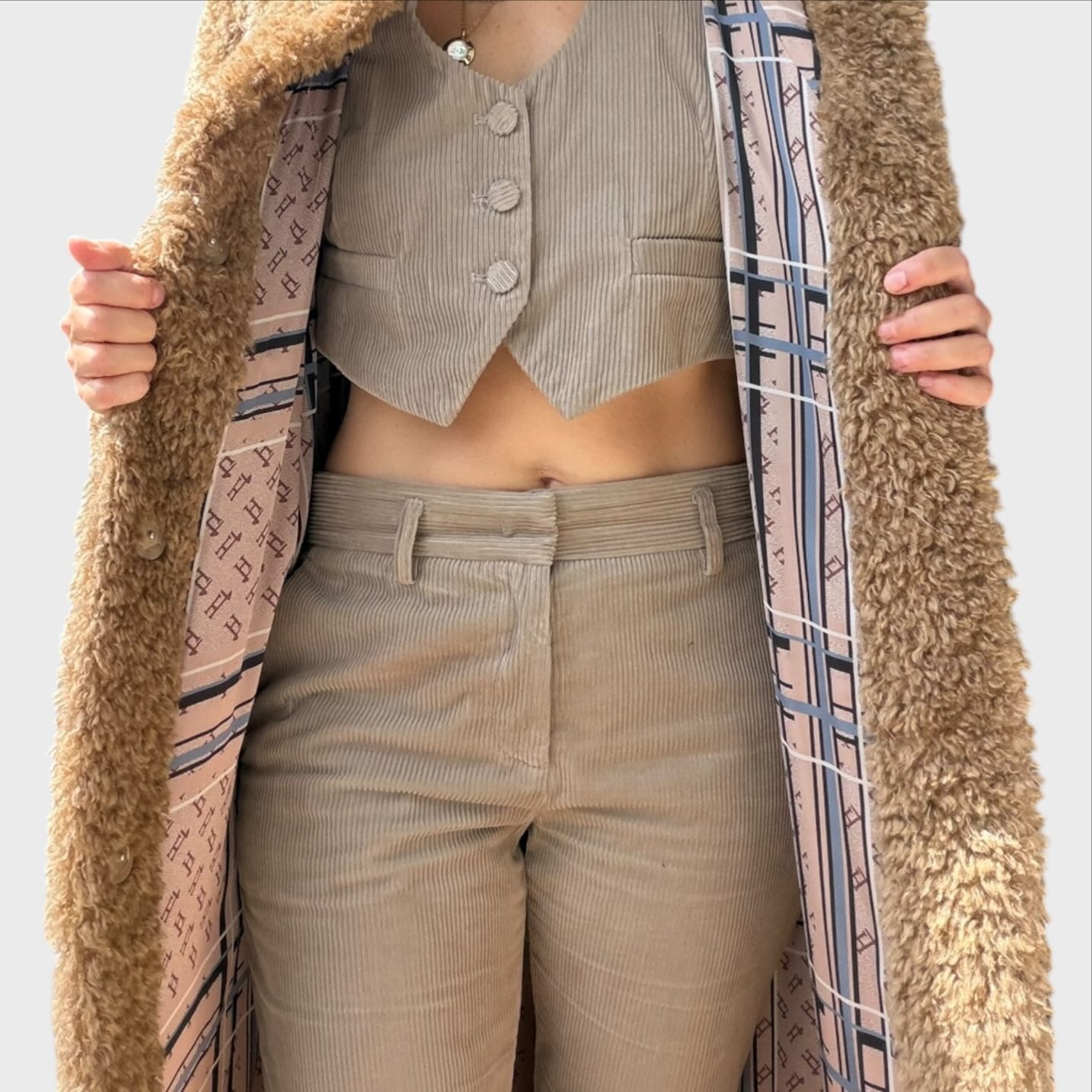 Henro Maxi-Mantel aus langem Kunstpelz mit Kapuze aus lockigem Kunstfell in Kamelhaarfarbe