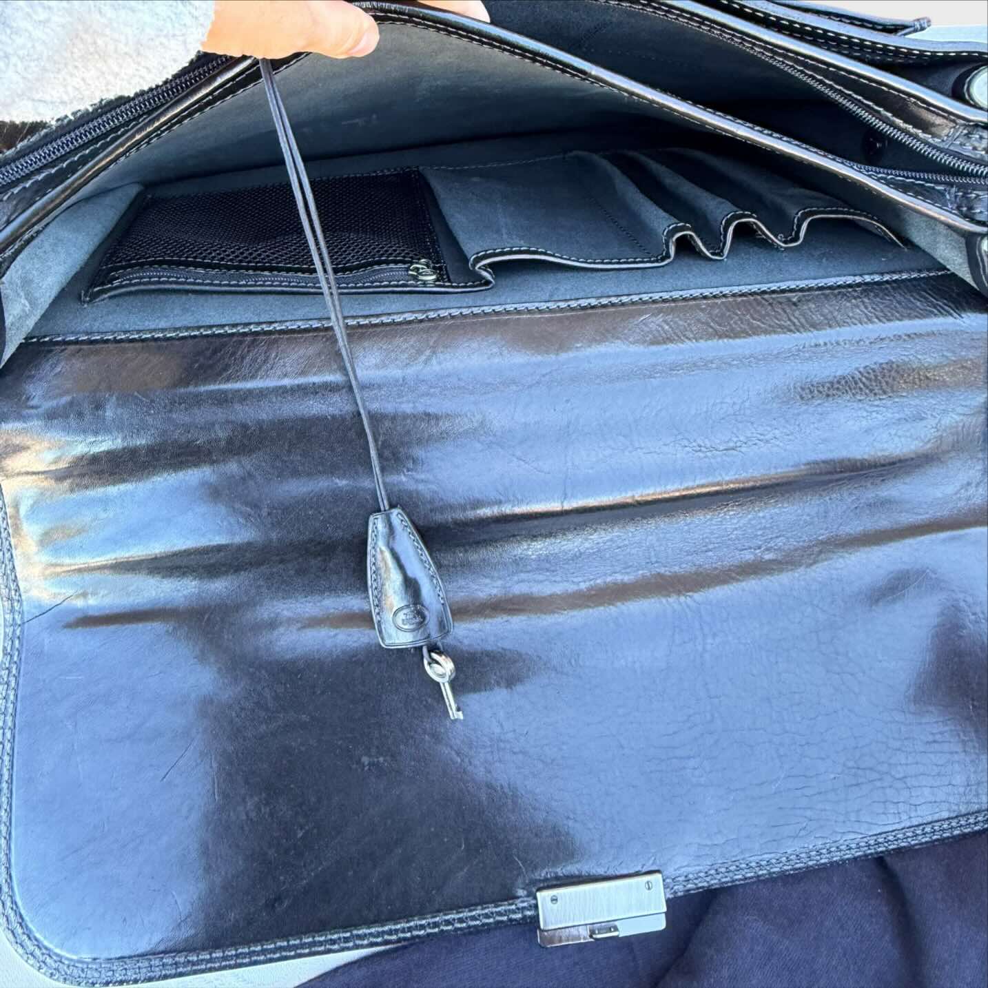 Parte interna valigetta da lavoro The Bridge , multi tasche e chiave di chiusura 
