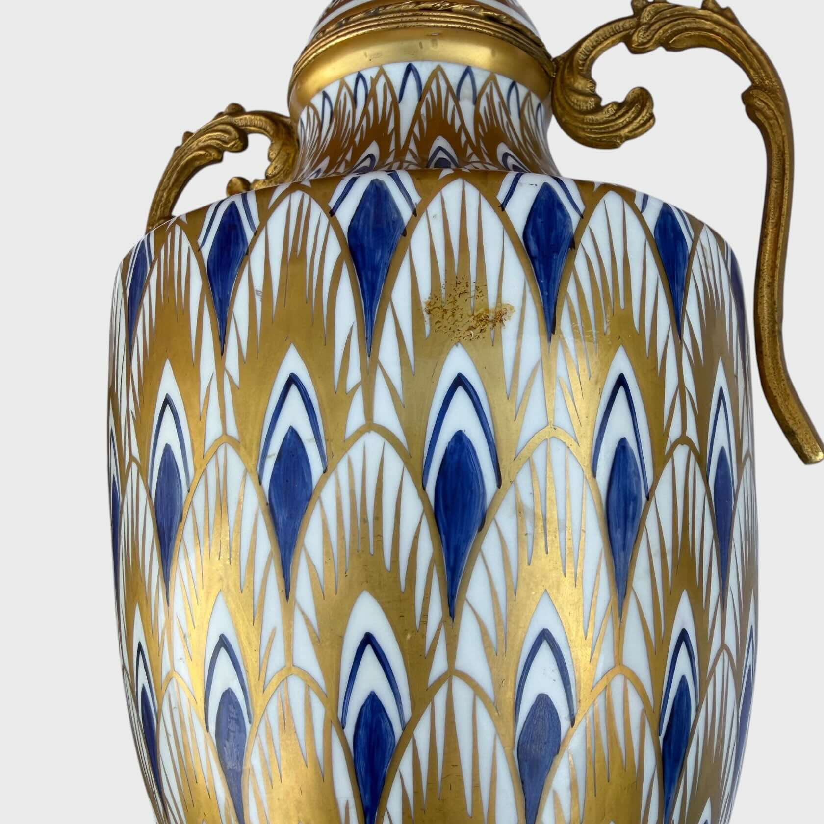 Vado in ceramica antico dipinto con motivi geometrici colore oro e blu