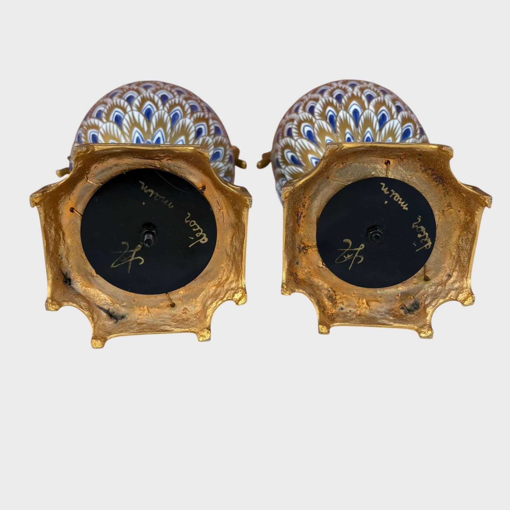 Coppia di vasi francesi in ceramica con base in ottone lavorato e firma sotto . Dipinti a mano 