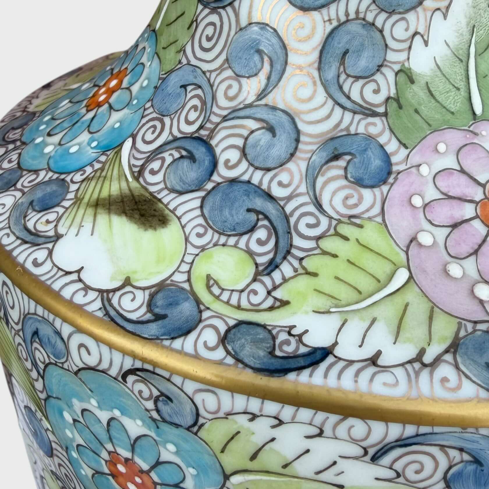 Coppia di vasi con coperchio motivo  floreale sevres in ceramica dipinta a mano