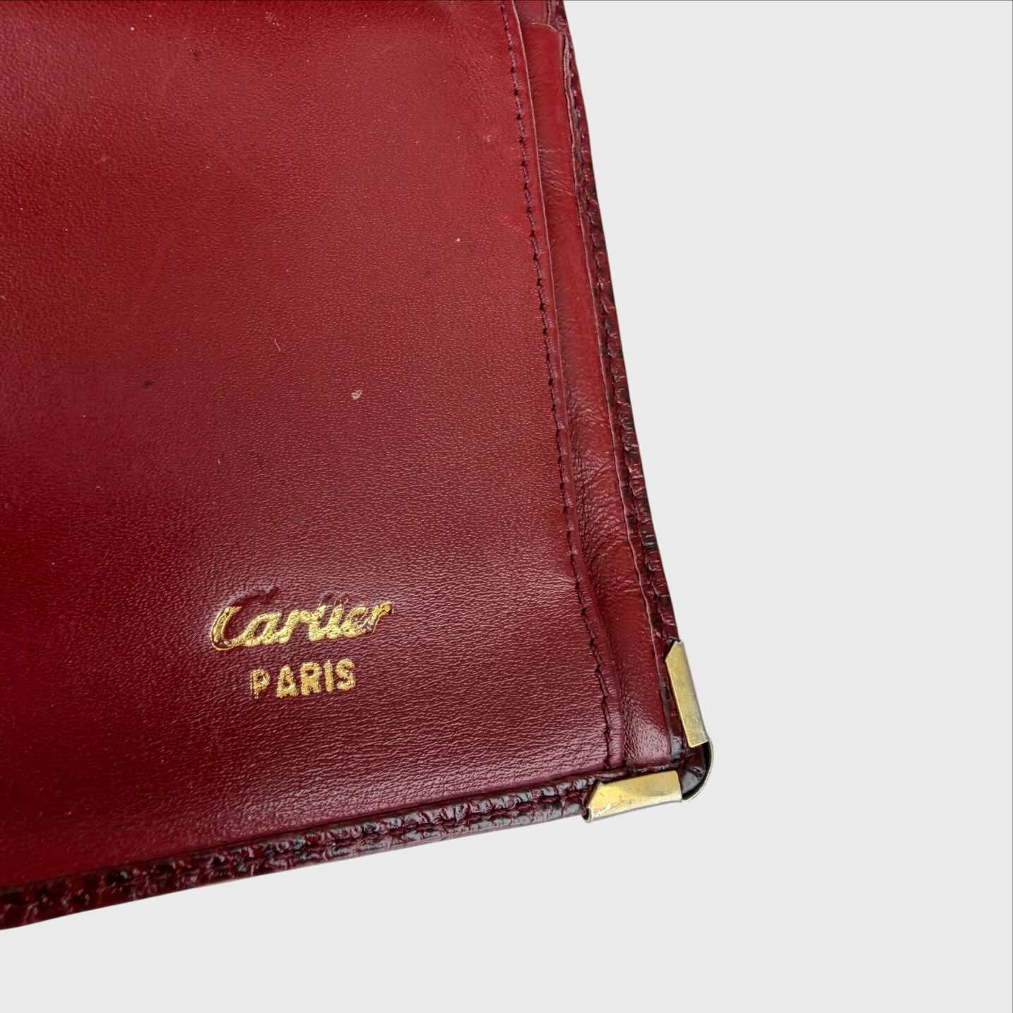 Logo dorato cartier Paris stampato su pelle bordeaux angolo portafogli