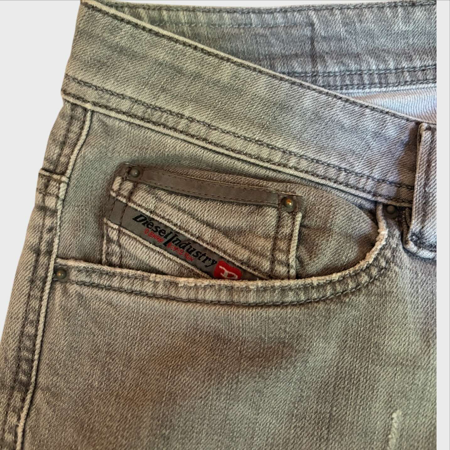 Jeans Diesel Viker-R-Box Regular Straight W32 L34. Taglia 46 48 IT. Grigio Chiaro Sbiadito Stretch Modello anni 200o0 vintage J2K