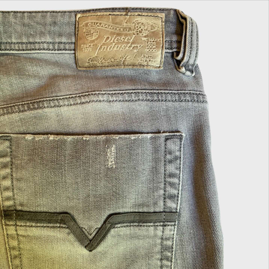 Etichetta pelle Jeans Diesel Viker-R-Box Regular Straight W32 L34. Taglia 46 48 IT. Grigio Chiaro Sbiadito Stretch Modello anni 200o0 vintage J2K
