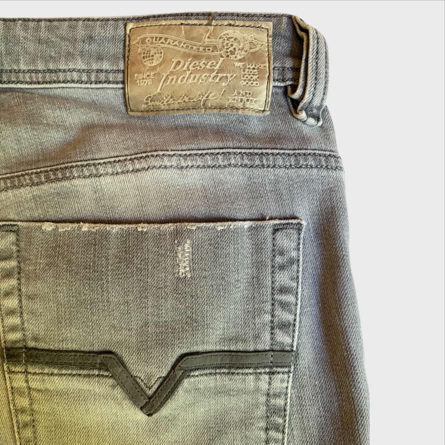 Etichetta pelle Jeans Diesel Viker-R-Box Regular Straight W32 L34. Taglia 46 48 IT. Grigio Chiaro Sbiadito Stretch Modello anni 200o0 vintage J2K