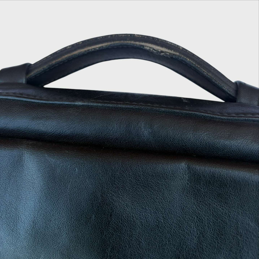 Porta abiti da viaggio in pelle nera firmato Porsche Design. Trasporto a mano o tracolla