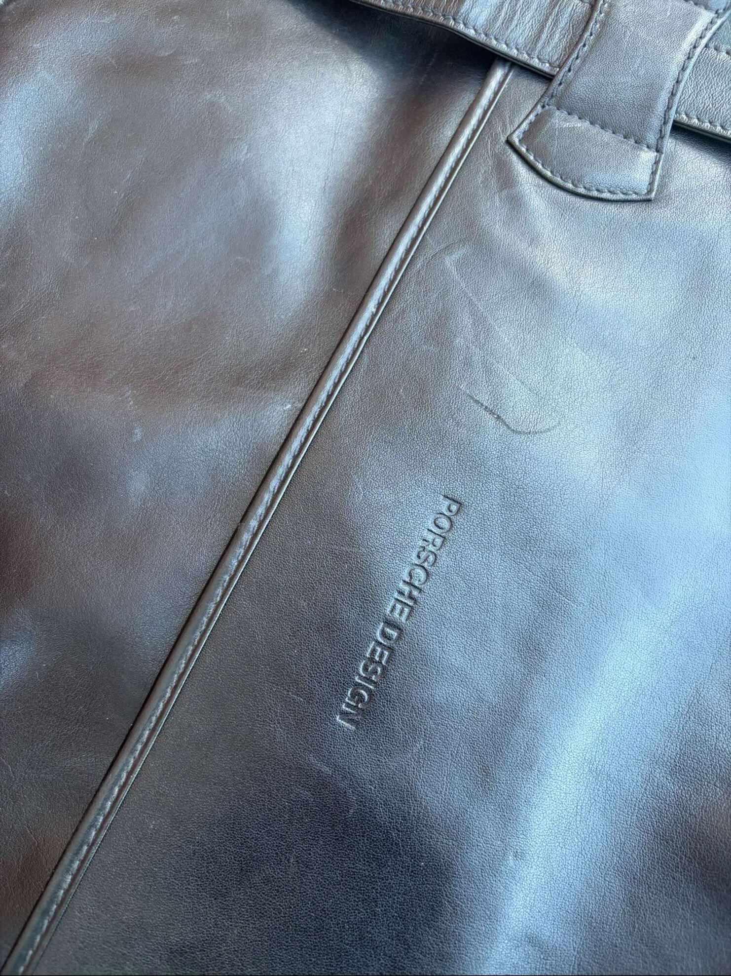 Porsche Design logo stampato u pelle. Borsa portaabiti elegante