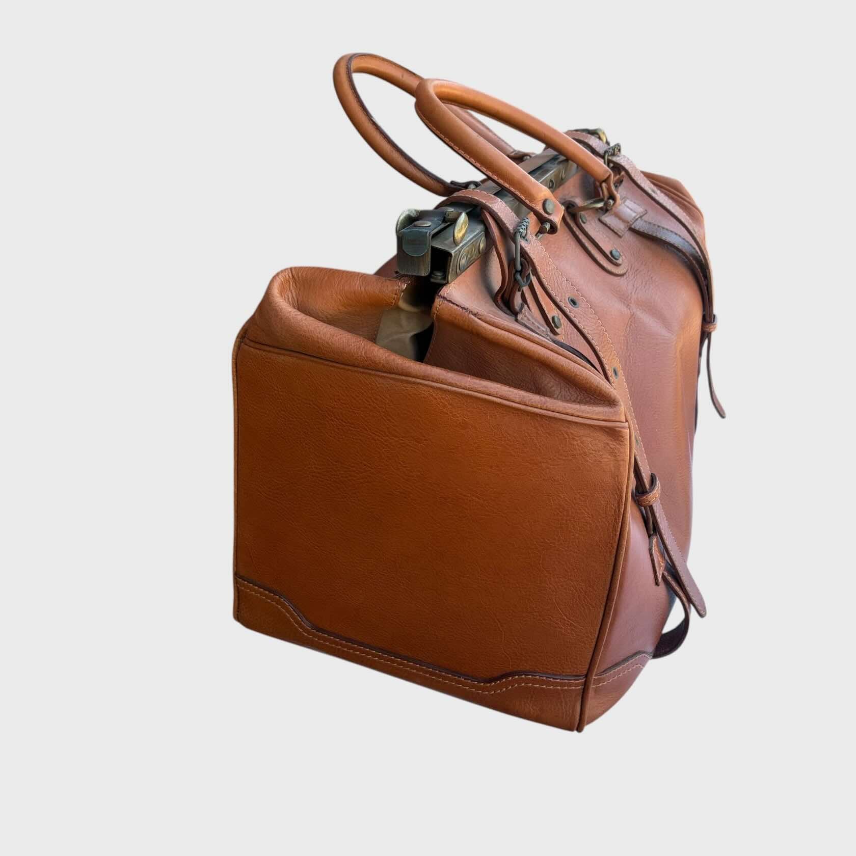 bosone da viaggio vintage in pelle . Modello borsa da dottore