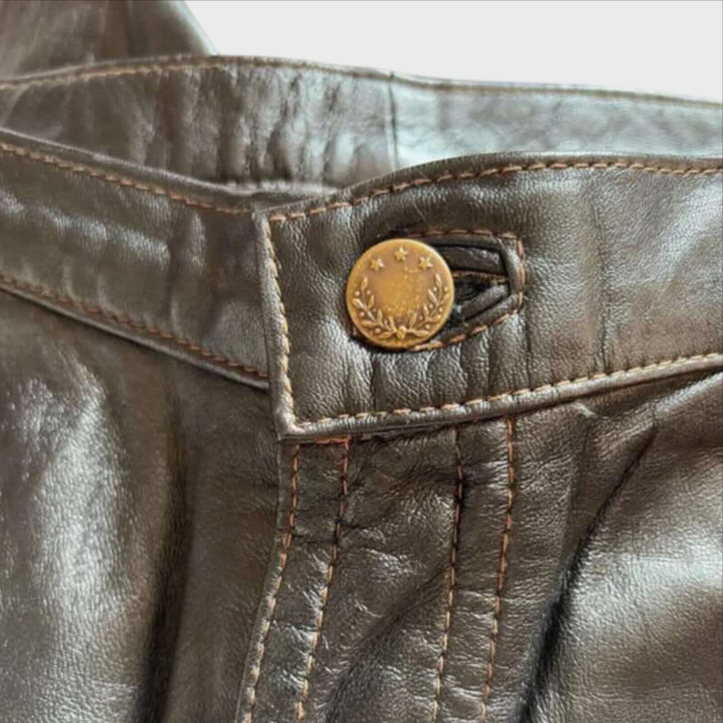 Dettaglio bottone davanti Pantaloni Vintage Vera Pelle da Uomo Biker Taglia 50 colore nero cuciture tabacco  Anni '90 