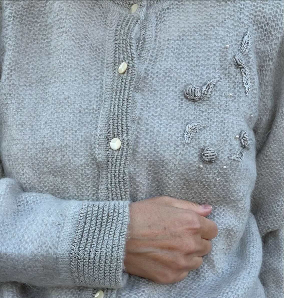 Ricamo fiori e perline su maglia Griffe Tricot colore grigio lucido e opaco