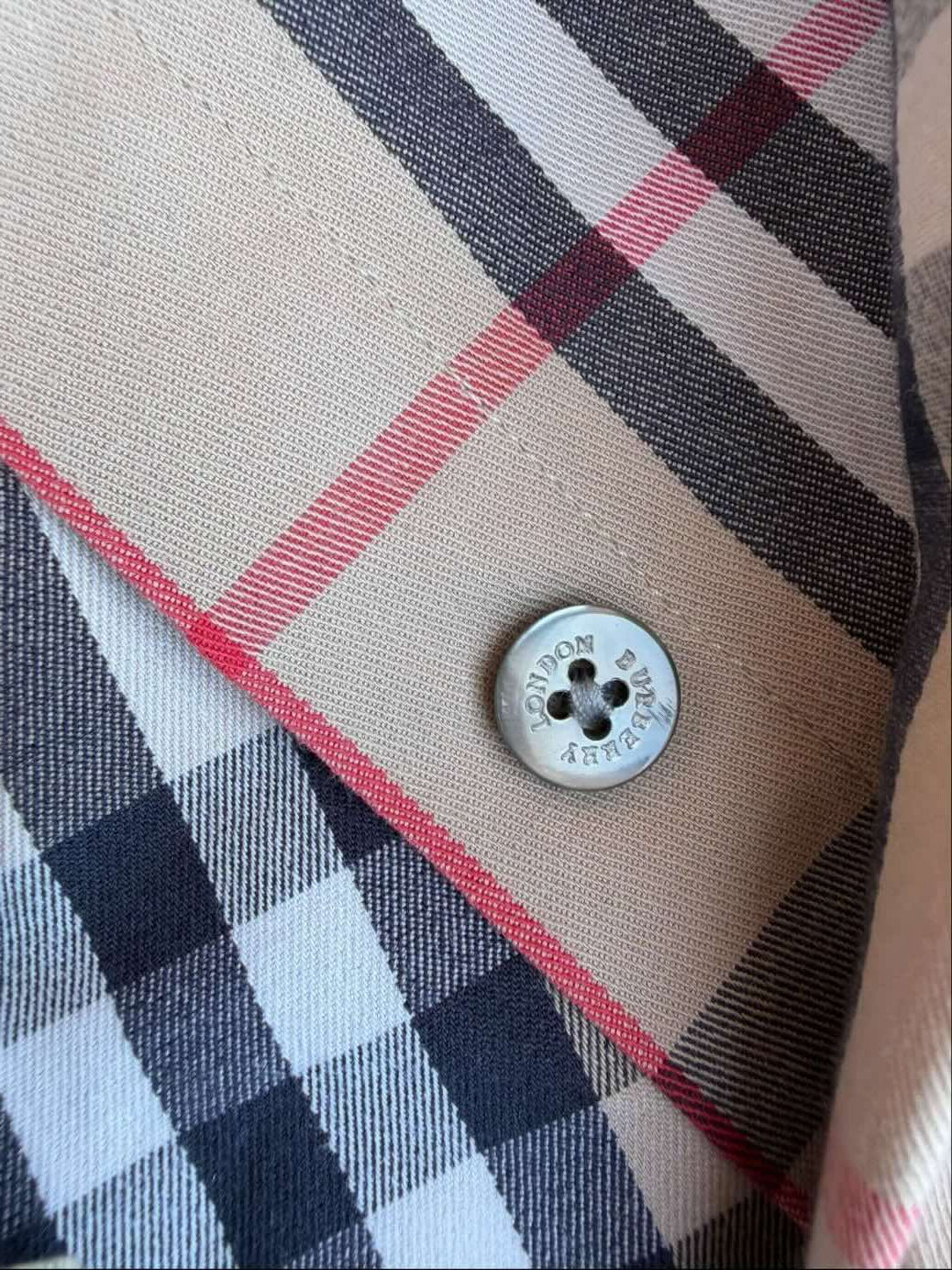 Bottoni logati Burberry per camicia vintage scozzese