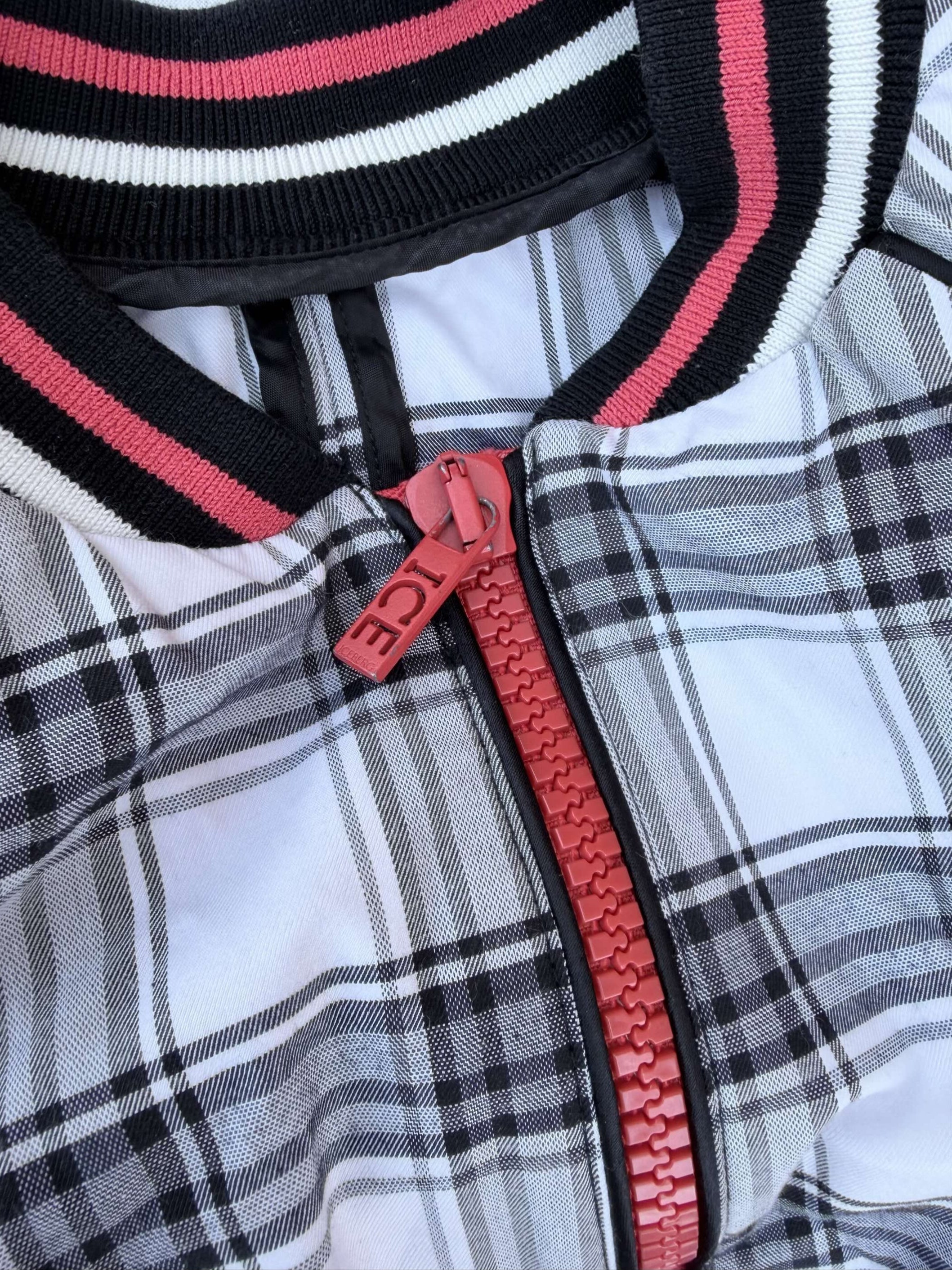 Chiusura lampo rossa con logo Ice di Iceberg applicata su bomber donna scozzese