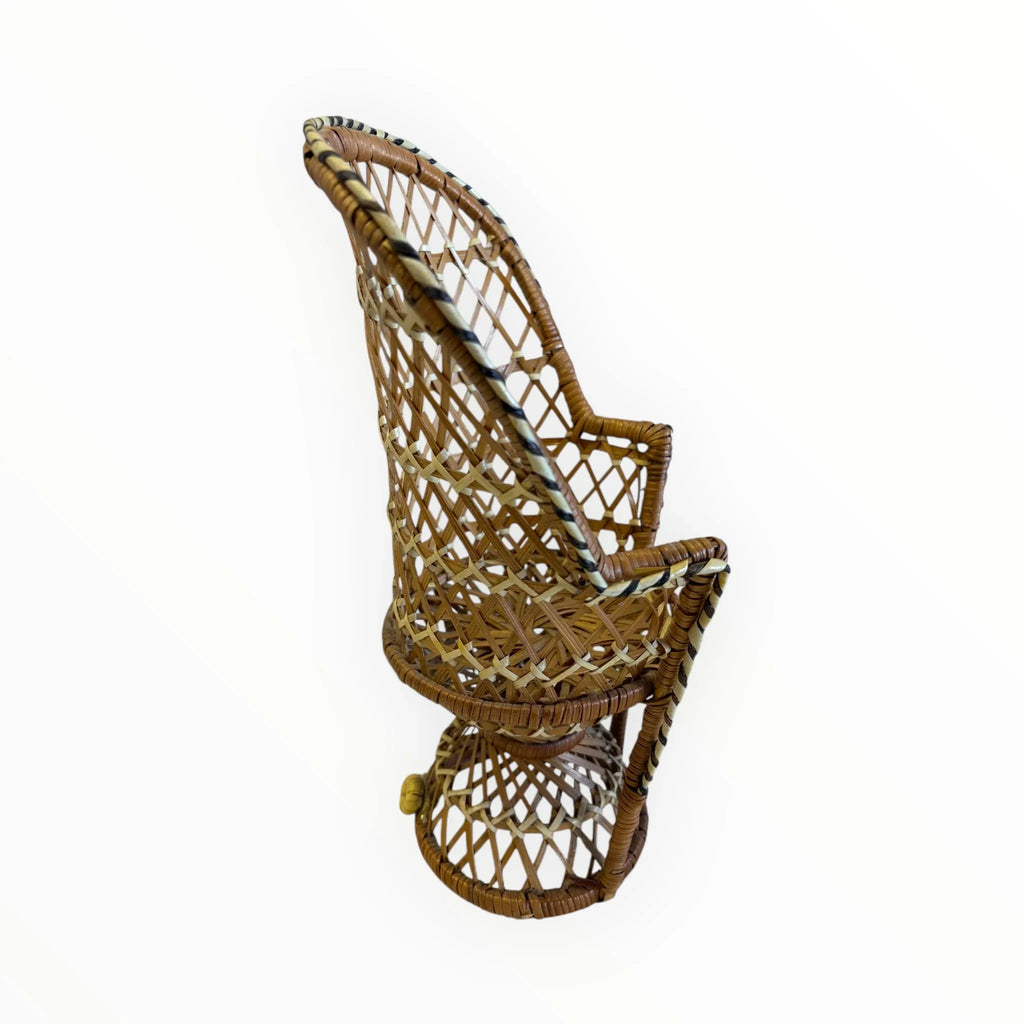 Chaise vintage en osier pour poupée