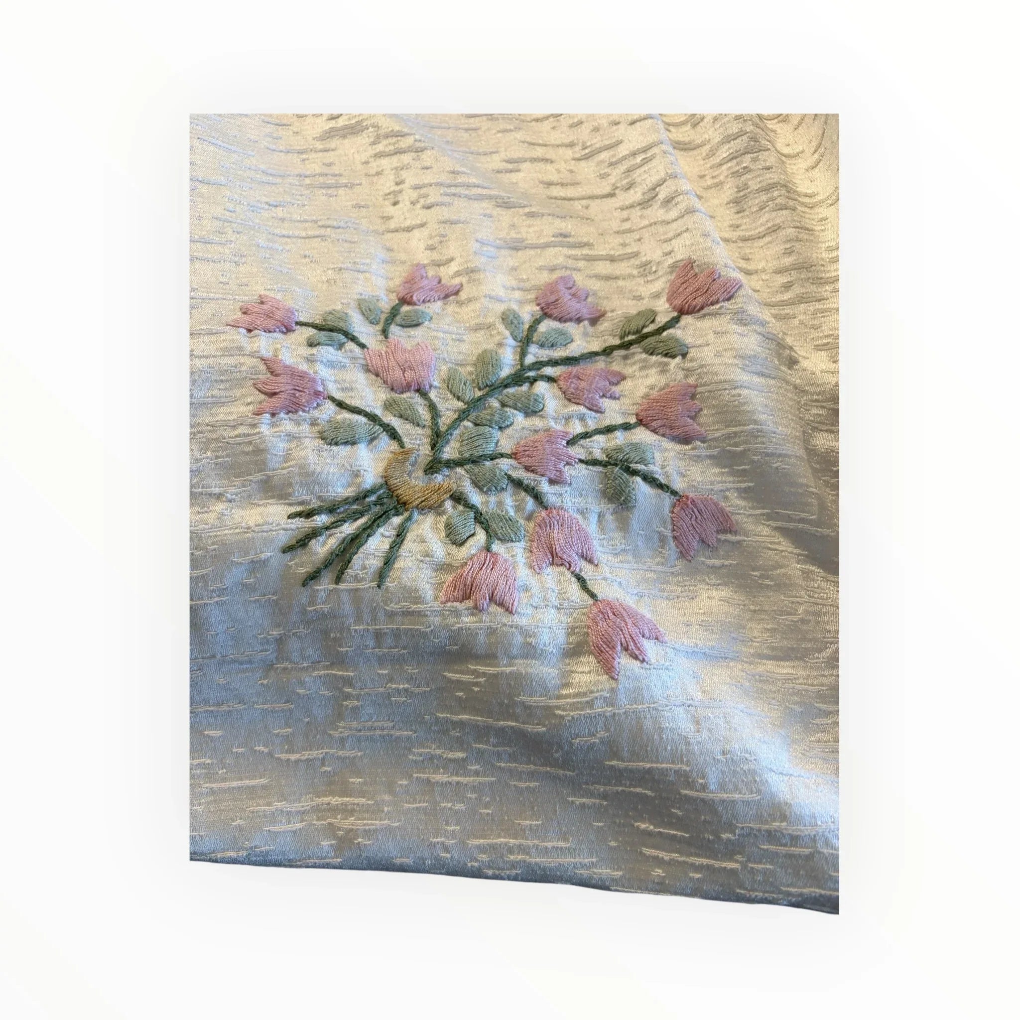 Copriletto antico ricamato a mano