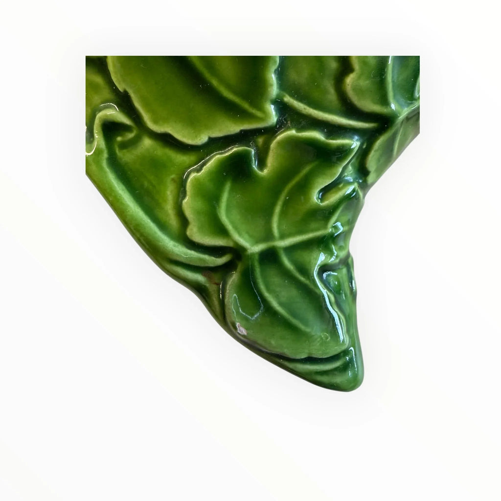 Pichet vintage en céramique avec feuilles en relief