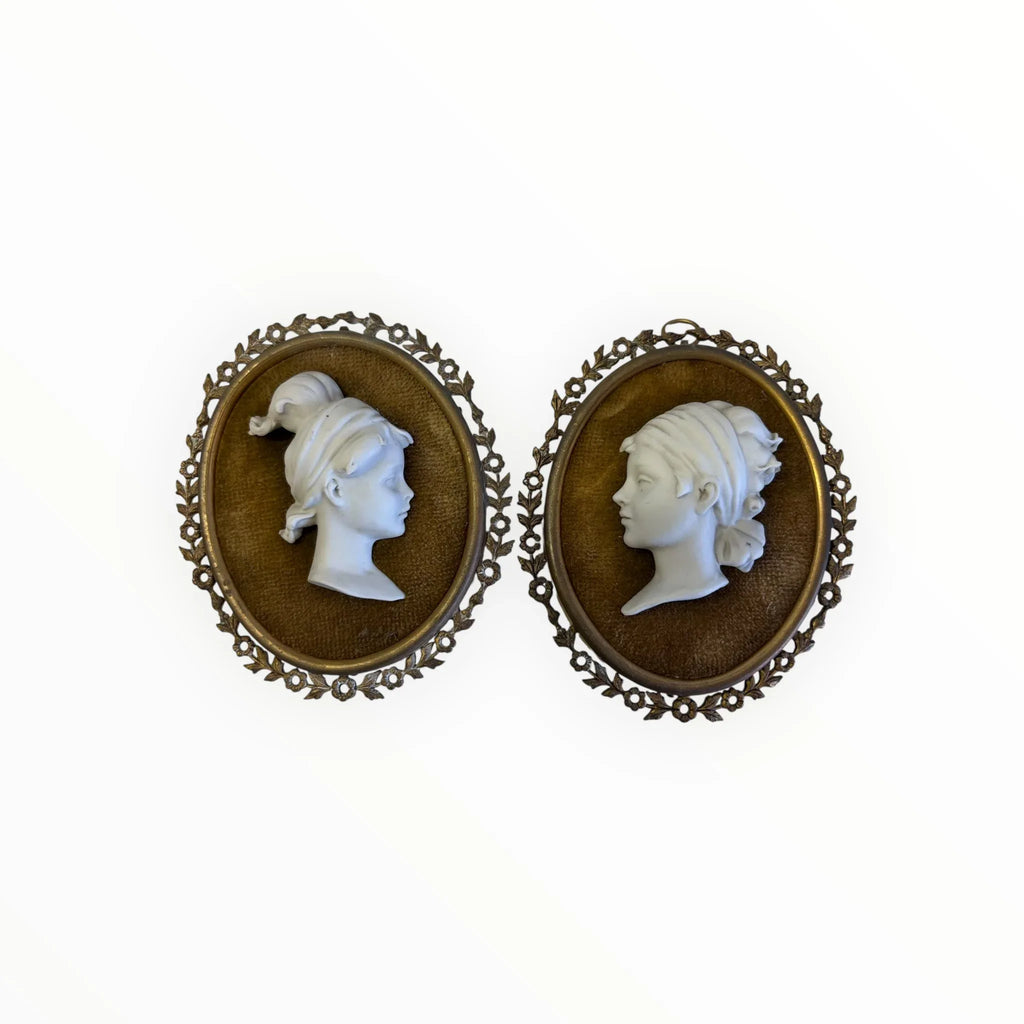Petits cadres anciens en porcelaine biscuit de style camée signés Luigi Benacchio