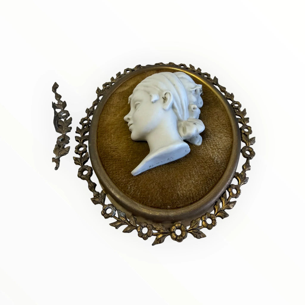 Petits cadres anciens en porcelaine biscuit de style camée signés Luigi Benacchio