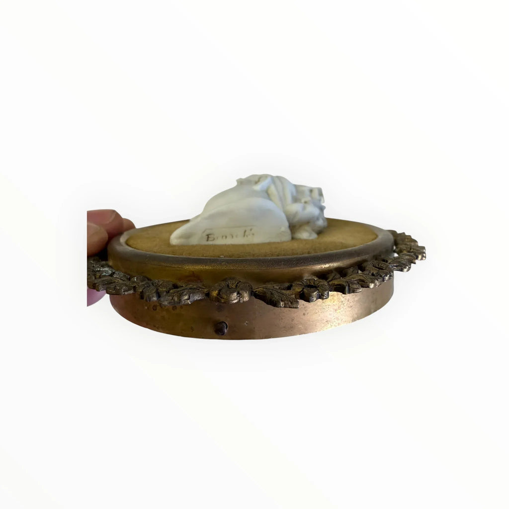 Petits cadres anciens en porcelaine biscuit de style camée signés Luigi Benacchio