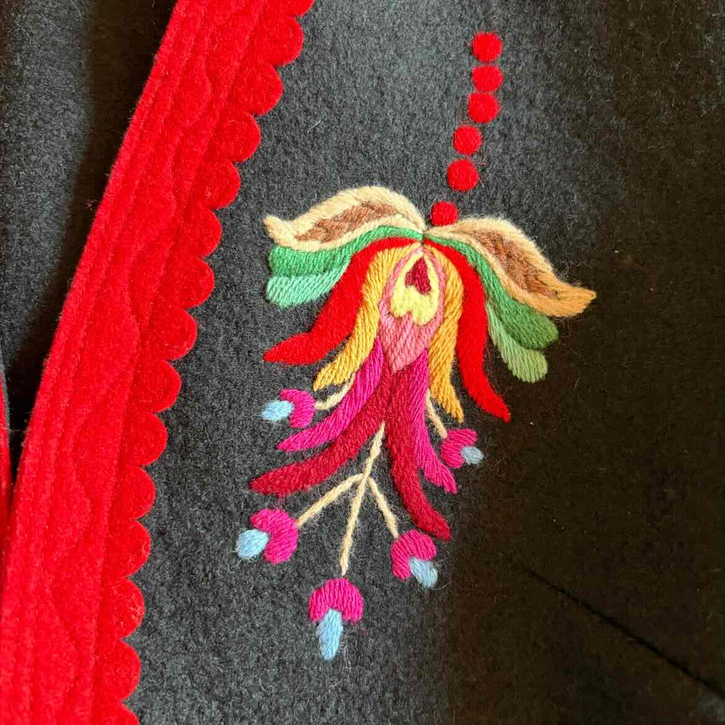 Panno di Lana e Ricami a Mano
