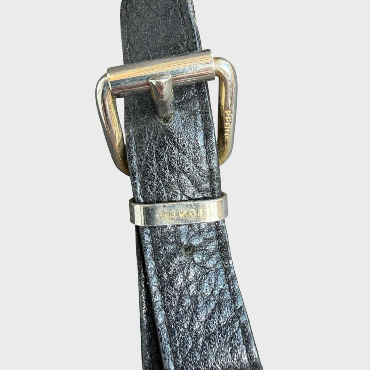Fibbia con logo inciso borsa Fendi 