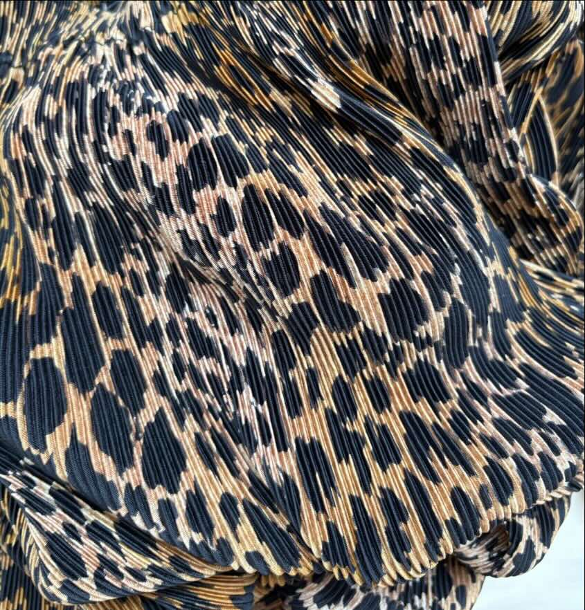 Tessuto plisse stampa leopardo 