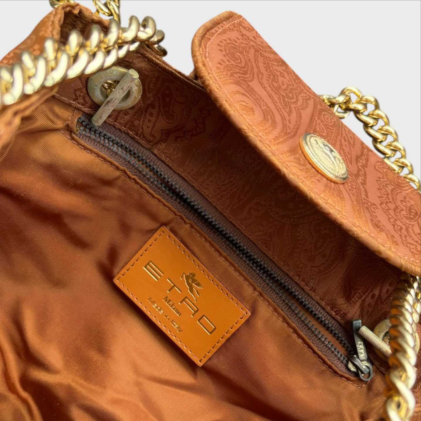 Etichetta interna in cuoio con scritta Etro