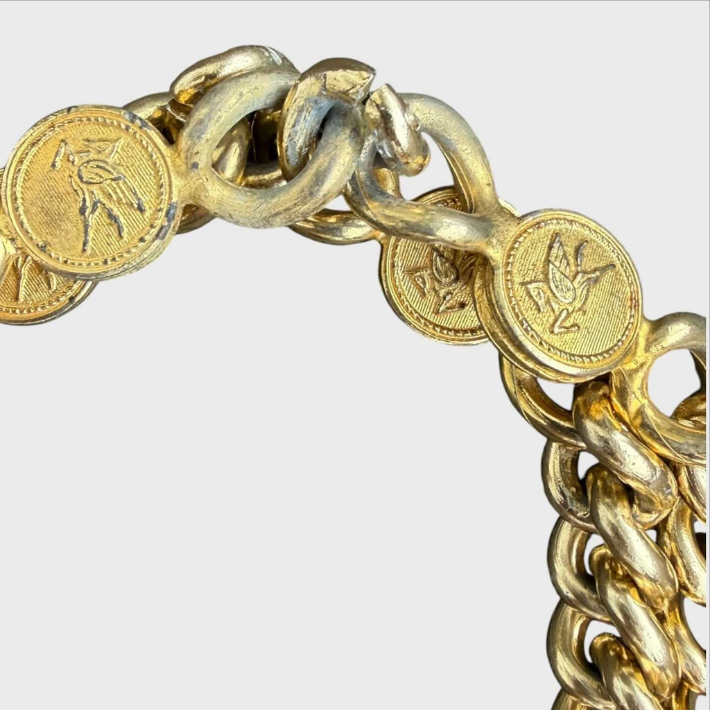 Catena in oro con loghi Etro raffigura Pegaso, il cavallo alato della mitologia greca, simbolo di fantasia, forza e libertà creativa