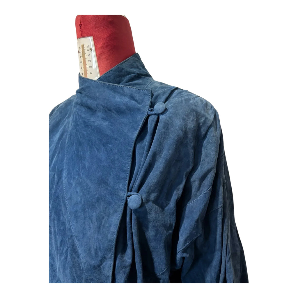 Dettaglio chiusura davanti giubbino in camoscio blu