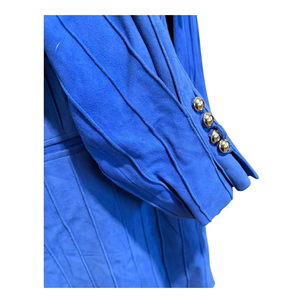 Dettaglio bottoni oro su giacca vintage in pelle scamosciata bluette
