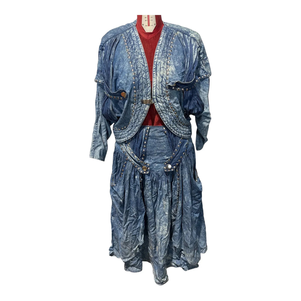 Completo vintage anni 80 in denim con borchie composto da giacca bolero e gonna