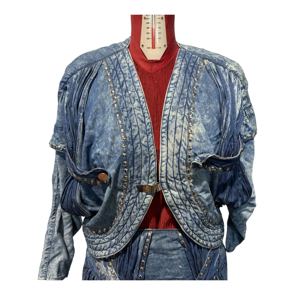 Completo vintage anni 80 in denim con borchie composto da giacca bolero e gonna