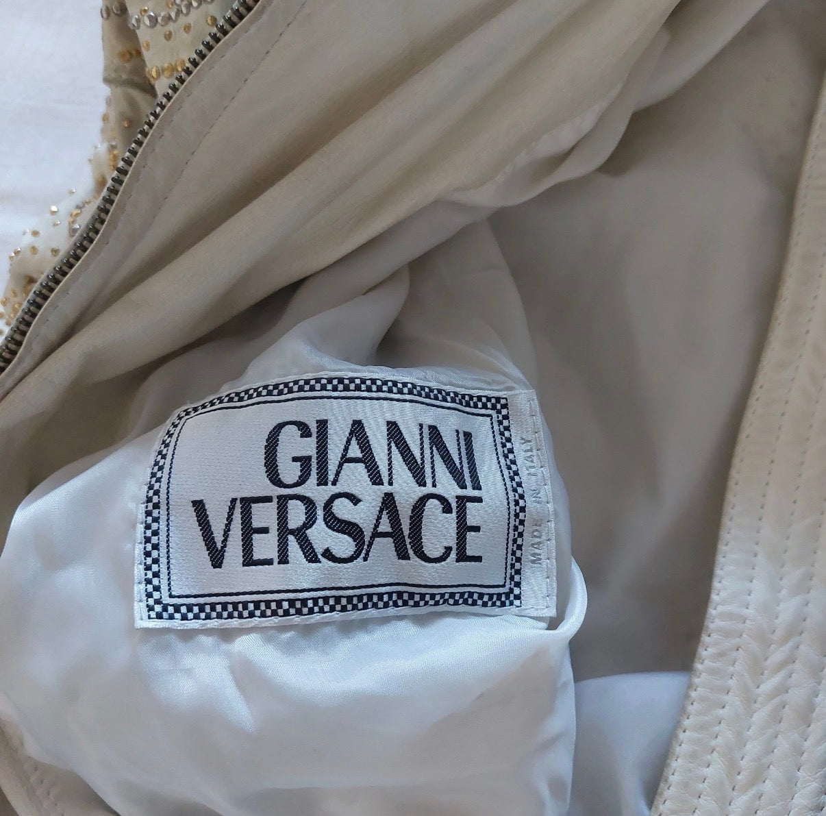 Giacca Gianni Versace Vintage Anni 90 in Pelle con Borchie Oro e Argento – Made in Italy